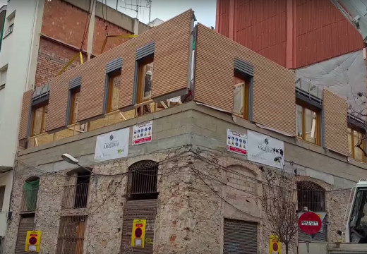 España: Así construyen en Barcelona el primer edificio de madera del país con sistema ballon frame