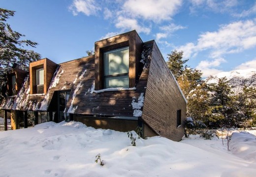 Bariloche, Argentina: cabaña de madera de estilo moderno, deslumbra en un barrio cerrado de lujo