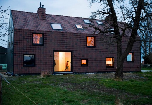 Holanda: con tableros CLT, construyen una fabulosa vivienda que emula a un granero del siglo XIX